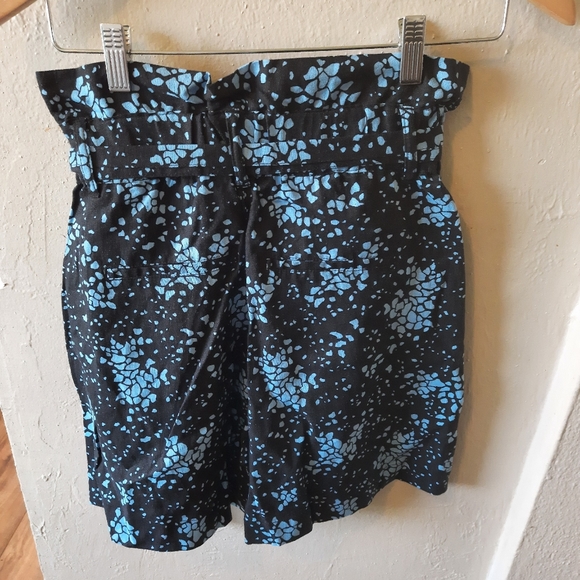 Women's size 2 Shorts. - Picture 2 of 3